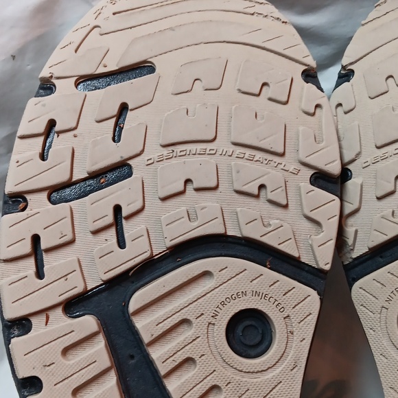 Brooks Beast GTS 23 Men\'s Beige Running Shoes Size 10.5 Preowed main image 3